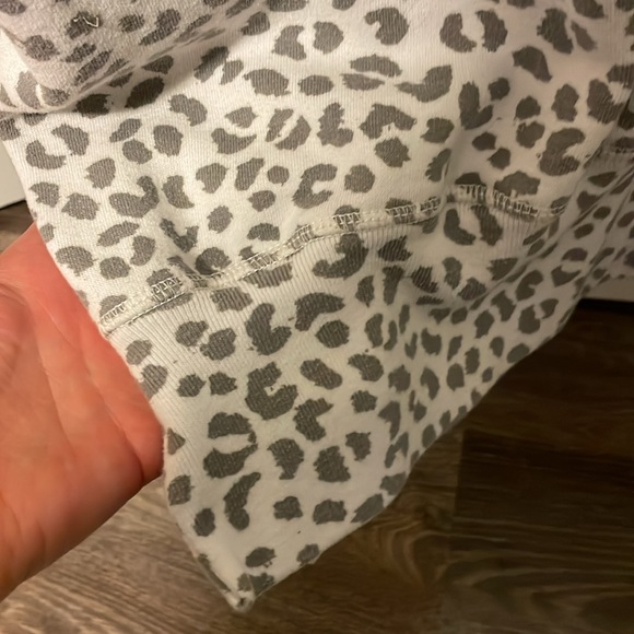 Abercrombie & fitch size small leopard sweater - Picture 5 of 5